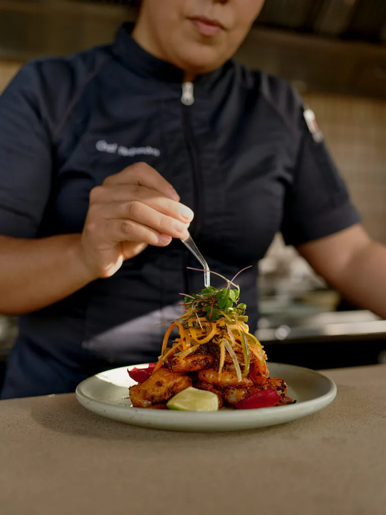 chef adornando platillo